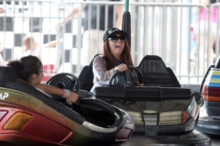 Illustration for article titled Gallery: Snooki's Joyous Sunday In The (Amusement) Park